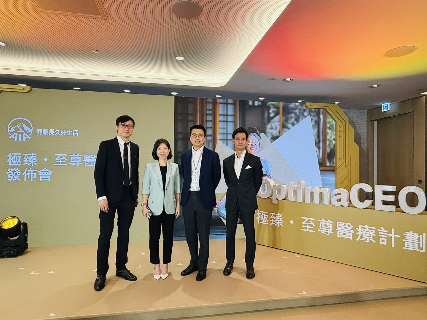 Humansa Future Health健康計劃被納入AIA全新極臻●至尊醫療計劃 (由左至右：Toby Wong 友邦保險健康與養生事業部主管，友邦香港及澳門首席產品主張及策劃官梁莉斯女士, 王智超 Humansa 數位化及合作負責人, 鄭子俊醫生 Humansa營運負責人)